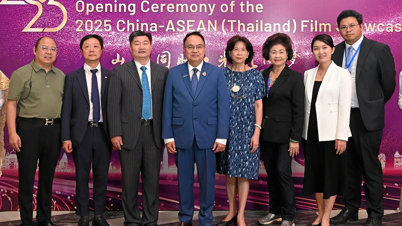 ห้าสิบปี - ธนกร ศรีสุขใส, ชุย ปินเจิน และ สุวรรณี ชินเชี่ยวชาญ จัดงาน “งานสัปดาห์สื่ออาเซียน-จีน” ครั้งที่ 7 เพื่อฉลอง 50 ปีแห่งมิตรภาพไทย-จีน โดยมี วชิรพงษ์ ปรีชาว่องไวกุล, สุภาพร ปรีชาว่องไวกุล, จาง ต้ง และ เกา หาง มาร่วมงานด้วย ที่เอส เอฟ เวิลด์ ซีเนม่า วันก่อน.