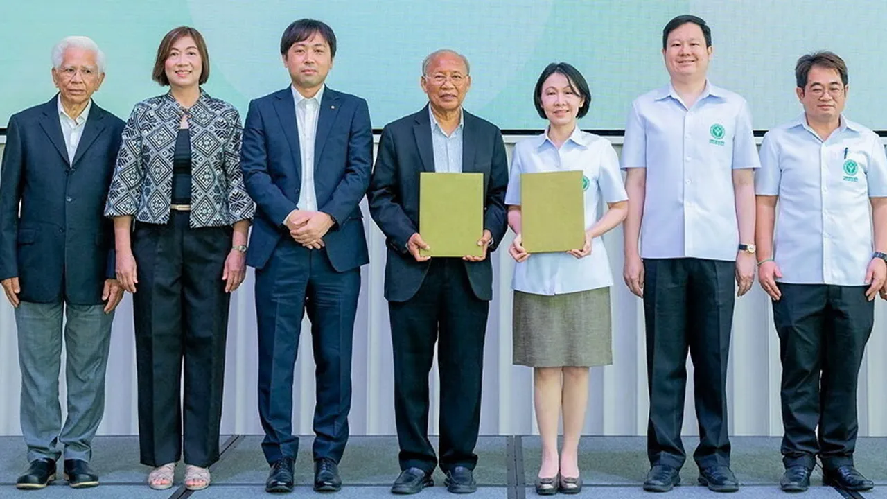 เด็กฟันดี - พญ.อัมพร เบญจพลพิทักษ์ และ ชาติ จันทร์วิจิตร ลงนามความร่วมมือโครงการ “ไลอ้อน-กรมอนามัย เด็กไทยฟันดี” เพื่อส่งเสริมสุขภาพช่องปากในกลุ่มเด็กอย่างเป็นระบบ โดยมี ดร.นพ.ปองพล วรปาณิ และ สายพิณ ประจงพงศ์พันธุ์ มาร่วมในพิธีด้วย ที่คิงบริดจ์ ทาวเวอร์ วันก่อน.