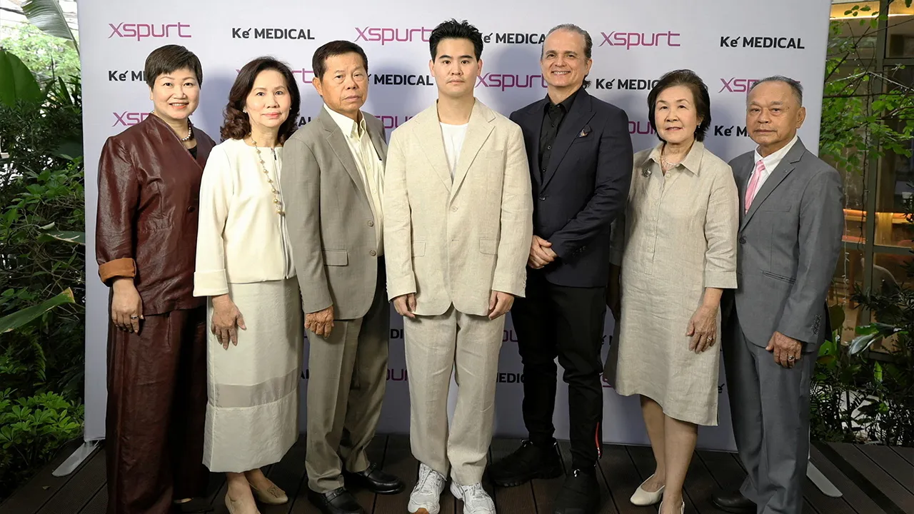 ผิวสวย - ปณิธิ กอบกุลสุวรรณ เปิดตัว “Xspurt” ผลิตภัณฑ์ใช้ในการดูแลผิวหน้าให้แลดูมีมิติด้วยเทคโนโลยีการผลิตทันสมัย โดยมี ฮีเบิร์ต แลมเบลต, มนู–ผศ.ดร.สุนันท์ ชัยนะกุล และ ประวิทย์–สุวรรณา กอบกุลสุวรรณ มาร่วมงานด้วย ที่ร้าน Kay’s โครงการ Yard 49 วันก่อน.