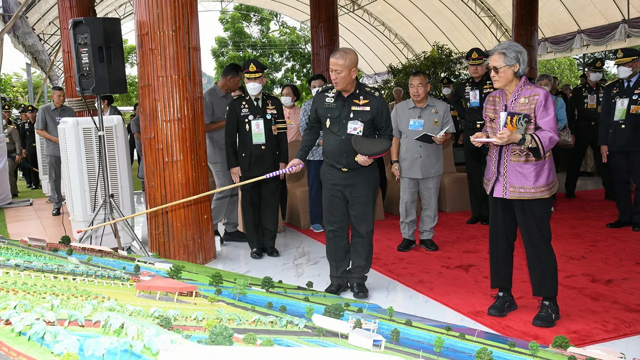 สมเด็จพระกนิษฐาธิราชเจ้า กรมสมเด็จพระเทพรัตนราชสุดาฯ สยามบรมราชกุมารี เสด็จฯไปทอดพระเนตรโครงการทหารพันธุ์ดี กรมการทหารช่าง ค่ายบุรฉัตร และทรงเปิดศูนย์ผลิตพันธุ์สัตว์ปีกพระราชทาน ณ จ.ราชบุรี เมื่อวันก่อน.