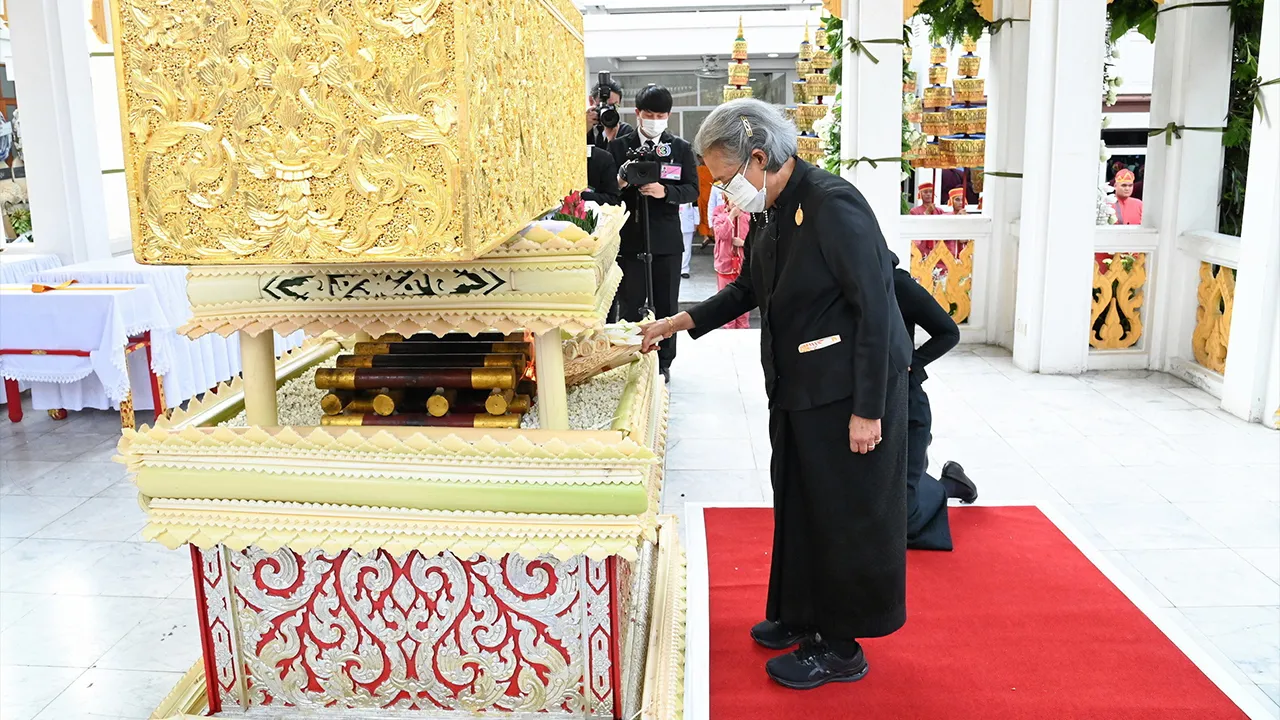 สมเด็จพระกนิษฐาธิราชเจ้า กรมสมเด็จพระเทพรัตนราชสุดาฯ สยามบรมราชกุมารี เสด็จพระราชดำเนินไปในการพระราชทานเพลิงศพ คุณหญิงชอุ่มศรี วีรานุวัตติ์ ณ วัดมกุฏกษัตริยาราม เขตพระนคร เมื่อวันที่ 6 กรกฎาคม.