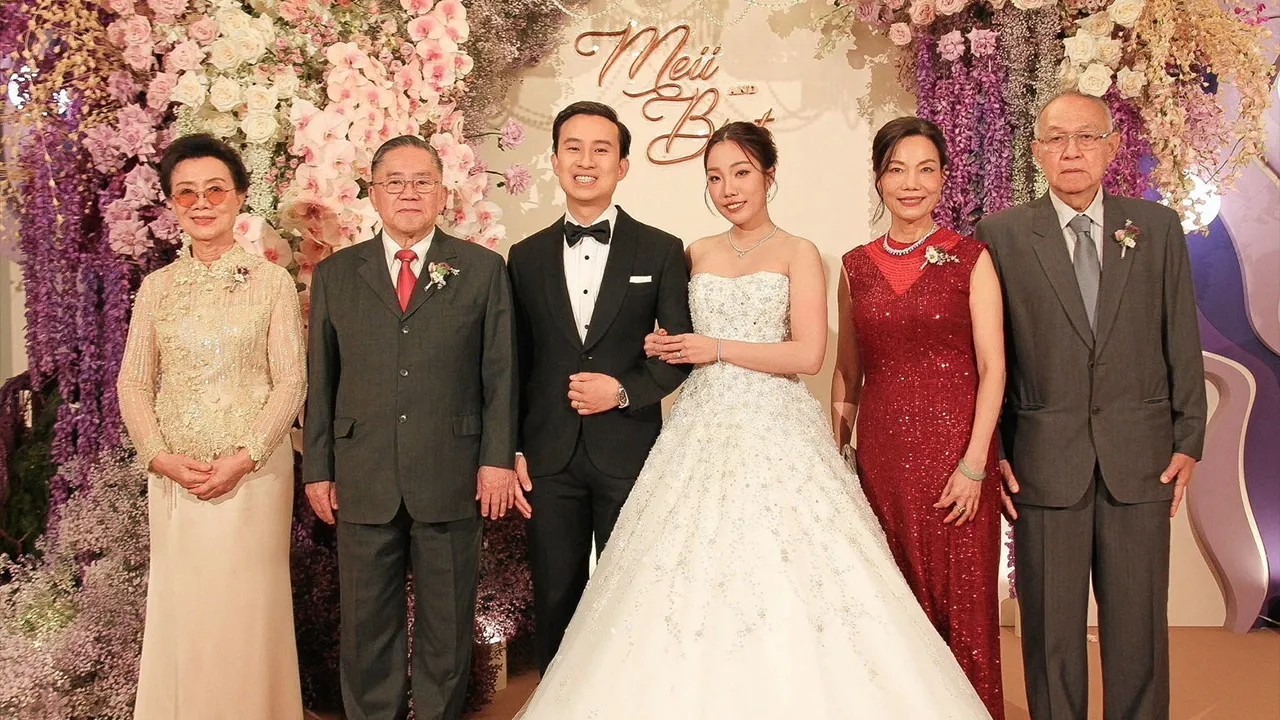 วิวาห์ชื่นมื่น พล.ต.อ.ดร.ชิดชัย วรรณสถิตย์ อดีตรองนายกรัฐมนตรี เป็นประธานในงานวิวาห์ระหว่าง จุฑาพร บุตรี ศิริชัย ปิยะพิเชษฐกุล–ศิริพร จาง กับ ดร.กัมพล อัครวราวงศ์ บุตร วราภรณ์ แซ่ตัน ท่ามกลางบรรยากาศของความชื่นมื่น ที่โรงแรมแมนดาริน โอเรียนเต็ล วันก่อน.