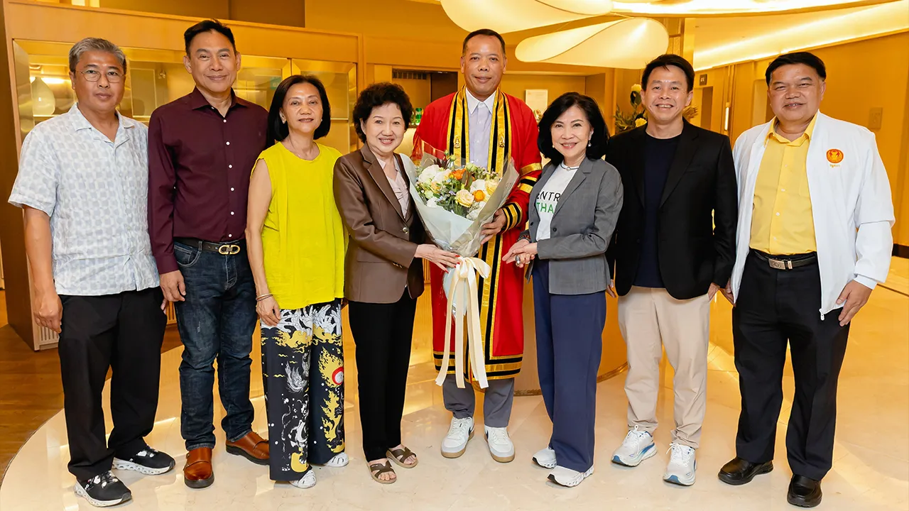 มอบดอกไม้ ฐาปณีย์ ชุณหไชยพันธุ์ พร้อมเพื่อน สวปอ.มส. SML 1 มอบดอกไม้แสดงความยินดีให้ ดร.ทยา ปิณฑะแพทย์ ในโอกาสรับปริญญาดุษฎีบัณฑิต ม.เทคโนโลยีพระจอมเกล้าพระนครเหนือ โดยมี สุพัตรา จิราธิวัฒน์ มาร่วมงานด้วย ที่ รร.เซ็นทาราแกรนด์ เซ็นทรัลเวิลด์ วันก่อน.