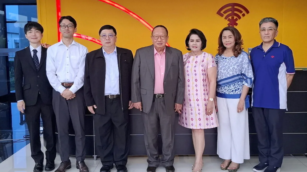 12 ขวบ ดร.จำนงค์ อัศวเรืองชัย จัดพิธีทำบุญในโอกาสครบรอบ 12 ปี บริษัทสีไทยกันไซเพ้นท์ สาขา 3 โดยมี กาญจนา อัศวเรืองชัย, จิคาชิ วาตานาเบ้ และ ทาคาโอะ เอกาว่า มาร่วมงานด้วย ที่นิคมอุตสาหกรรมเกตเวย์ซิตี้ อ.แปลงยาว จ.ฉะเชิงเทรา วันก่อน.