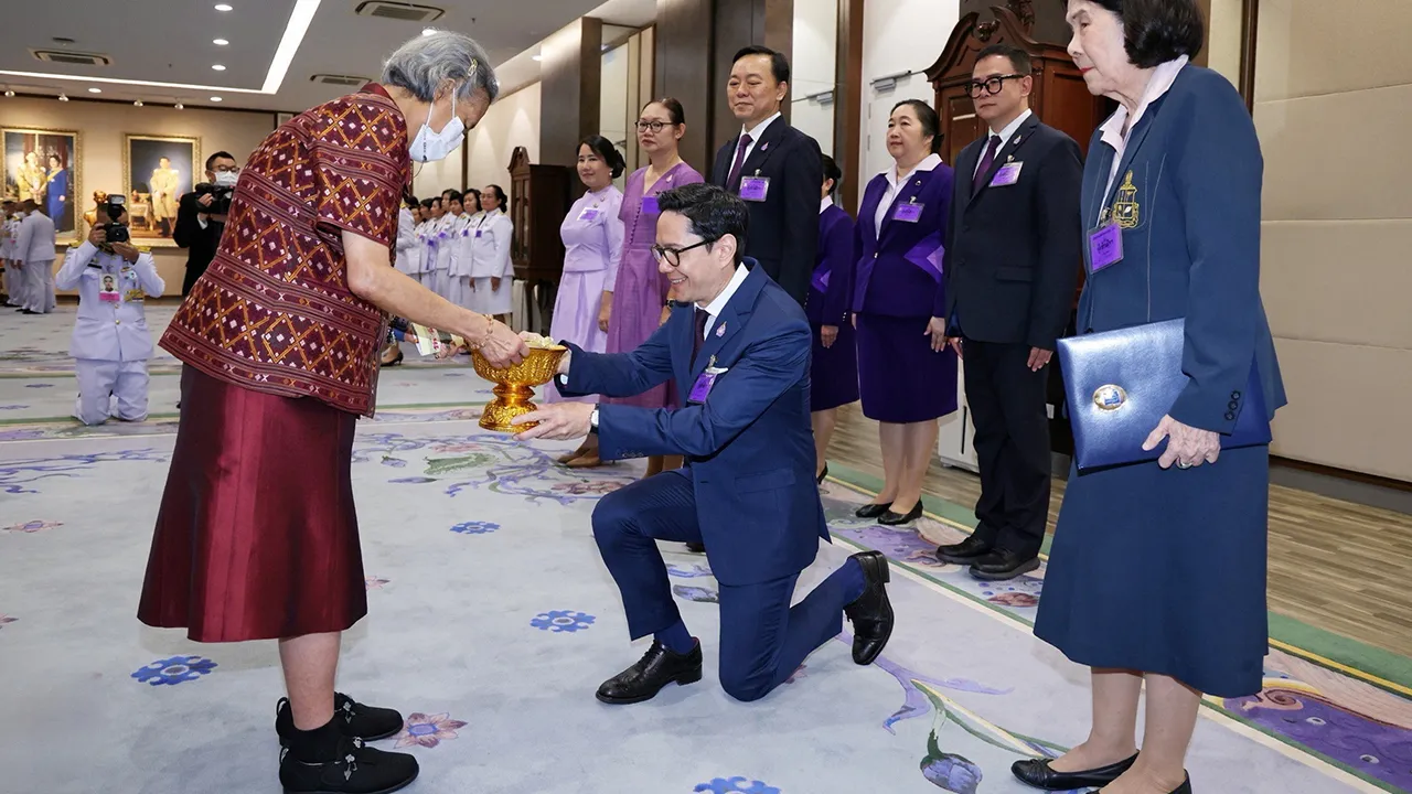 สมเด็จพระกนิษฐาธิราชเจ้า กรมสมเด็จพระเทพรัตนราชสุดาฯ สยามบรมราชกุมารี เสด็จออก ณ วังสระปทุม พระราชทานพระราชวโรกาสให้ วิลาวรรณ วนดุรงค์วรรณ นำ กฤษณ์ จันทโนทก กรรมการและประธานเจ้าหน้าที่บริหารธนาคารไทยพาณิชย์ และคณะ เฝ้าฯ ทูลเกล้าฯ ถวายเงินเพื่อสมทบทุนมูลนิธิชัยพัฒนา เมื่อวันก่อน.