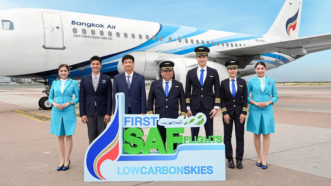 ยั่งยืน พุฒิพงศ์ ปราสาททองโอสถ เปิดตัวแคมเปญ “Low Carbon Skies by Bangkok Airways” การนำเชื้อเพลิงอากาศยานแบบยั่งยืนมาใช้ในเที่ยวบินเชิงพาณิชย์ เพื่ออนาคตการบินเป็นมิตรกับสิ่งแวดล้อม โดยมี เดชิศร์ เจริญวงศ์ มาร่วมงานด้วย ที่ท่าอากาศยานสุวรรณภูมิ วันก่อน.