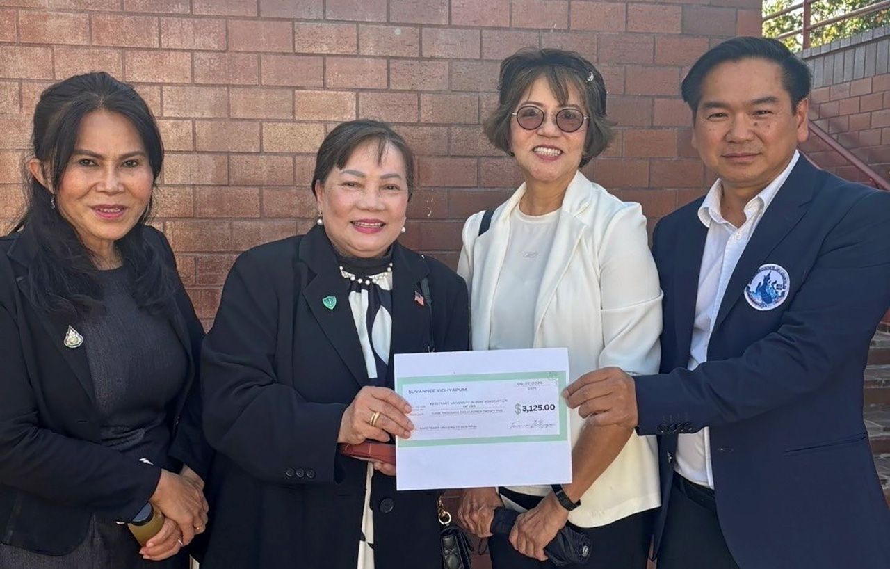สร้างกุศล พญ.สุวรรณี วิทยาภูมิ มอบเงินบริจาค 100,000 บาท แก่สมาคมนิสิตเก่า ม.เกษตรศาสตร์แห่งสหรัฐอเมริกา เพื่อสมทบทุนสร้าง รพ.เกษตรศาสตร์ โดยมีนายกสมาคมไทยทาวน์และนายกสมาคมสปาเป็นสักขีพยาน.