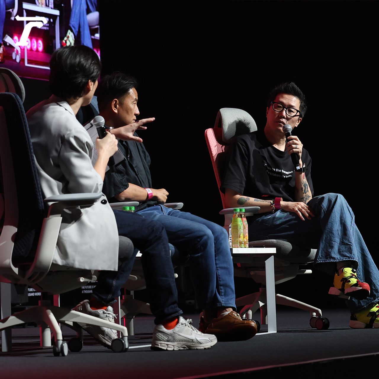สราวุธ เฮ้งสวัสดิ์ (นิ้วกลม) ครีเอทีฟโฆษณาชื่อดัง และ วิชัย มาตกุล Co-founder และ Creative Director of Salmon House ร่วมพูดคุยหัวข้อ แอบฟังครีเอทีฟคุยกัน: ชีวิตไม่ผิดบรีฟ