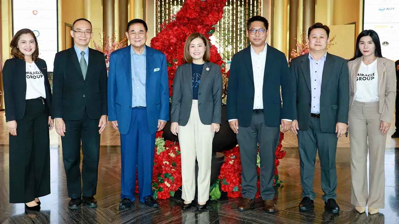 สร้างความผูกพัน - ดร.อัศวิน อิงคะกุล ให้การต้อนรับ ปวีณา จริยฐิติพงศ์ รักษาการ ผอ.ใหญ่ บริษัทท่าอากาศยานไทย ในโอกาสเปิดโครงการสัมมนาเชิงปฏิบัติการเพื่อเสริมสร้างประสบการณ์และความผูกพันที่ดีให้บุคลากรของ ทอท. สำหรับผู้บริหารระดับสูง ที่โรงแรมอัศวิน แกรนด์ วันก่อน.