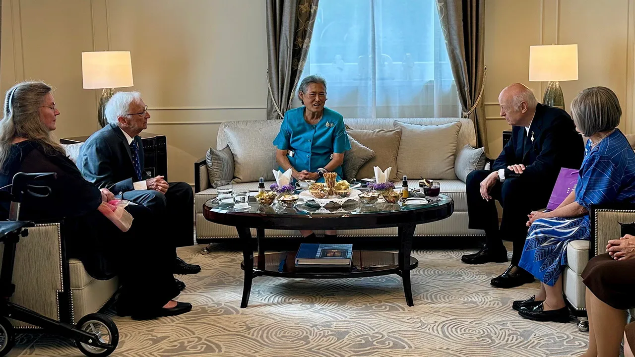 สมเด็จพระกนิษฐาธิราชเจ้า กรมสมเด็จพระเทพรัตนราชสุดาฯ สยามบรมราชกุมารี พระราชทานพระราชวโรกาสให้ ศ.ดร.อุลริช ฟรายทาก และ ดร.แวร์นเนอร์ เฟนนิก พระอาจารย์เคยถวายพระอักษร เฝ้าฯ ในโอกาสเสด็จฯเยือนสหพันธ์สาธารณรัฐเยอรมนี ณ ทําเนียบเอกอัครราชทูต ณ กรุงเบอร์ลิน สหพันธ์สาธารณรัฐเยอรมนี เมื่อวันก่อน.