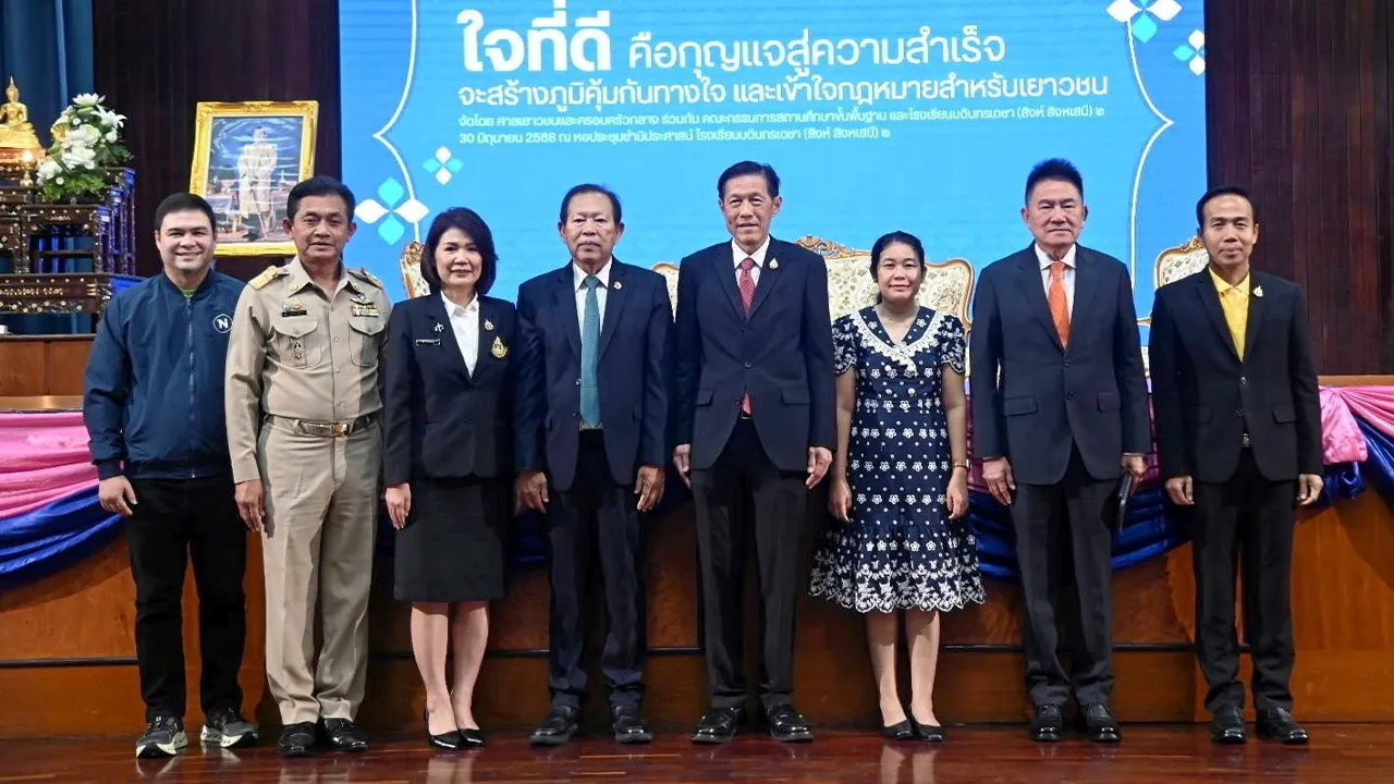 เสวนา - ทวีศักดิ์ จันทร์วีระเสถียร อธิบดีศาลเยาวชนและครอบครัวกลาง เปิดงานเสวนาเรื่อง “ใจที่ดี คือกุญแจสู่ความสำเร็จ” โดยมี พล.ต.ต.วิชัย สังข์ประไพ, วรวิทย์ หงวนศิริ, อรรณพ ศักดิ์ศิริญดากุล และ อิง ภาสกรนที มาร่วมงานด้วย ที่ ร.ร.บดินทรเดชา (สิงห์ สิงหเสนี) 2 วันก่อน.