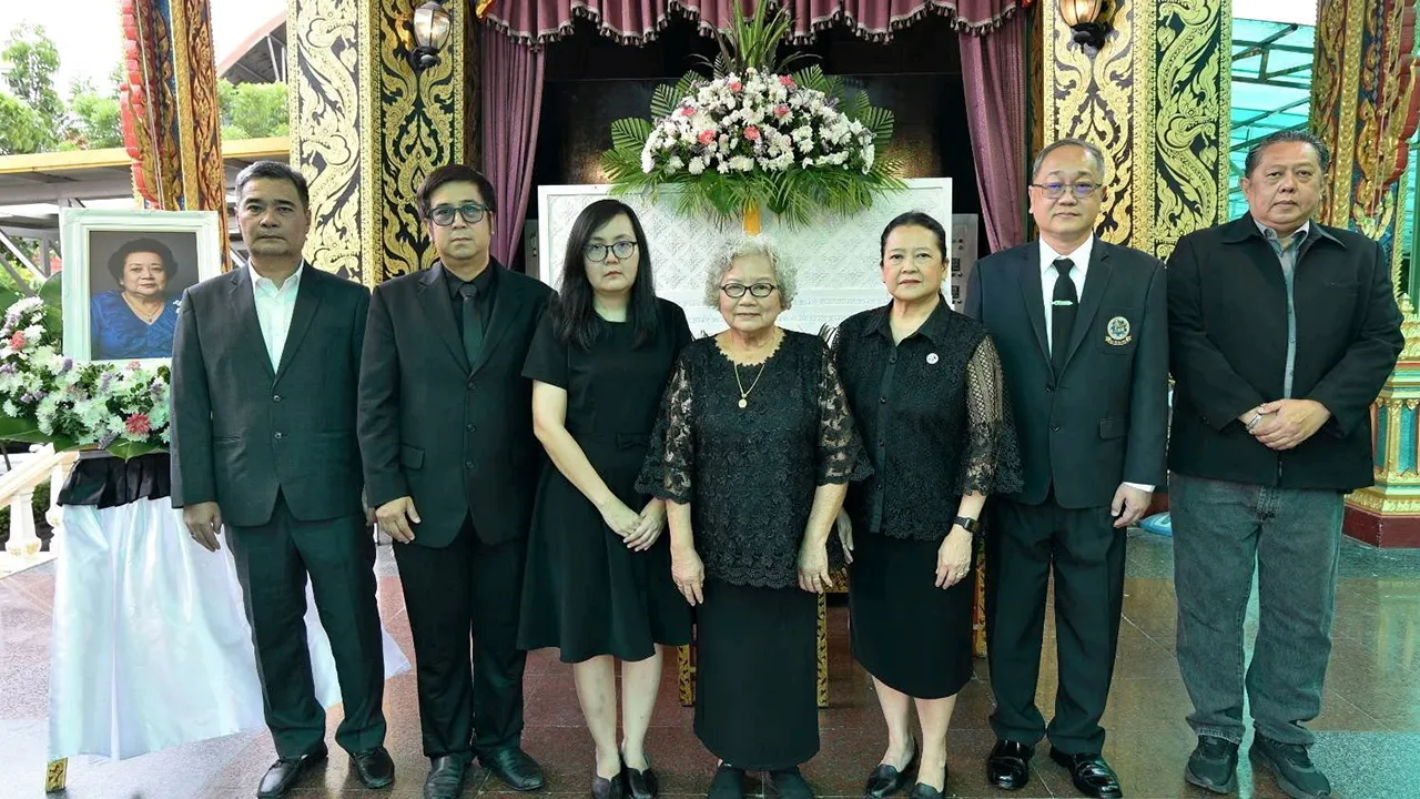 สู่สุคติ - ฐิติวรรณ ไสวแสนยากร เป็นประธานในพิธีฌาปนกิจศพ กัลยาณี จำนงค์ฤทธิ์ มารดา สรวิทย์ จำนงค์ฤทธิ์ โดยมี พณัฐสิทธิ์ ศรีรัตนวงศ์, ฑีฆาวุฒิ กุลลประภา, กิตติพงศ์ นโรปการณ์, กาญจนา กฤษณะบาล และ สุภลัคน์ วุฒิกรีธาชัย มาร่วมในพิธีด้วย ที่วัดบางเตย วันก่อน.