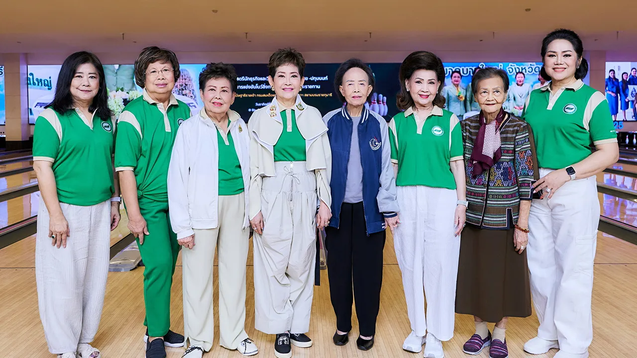 การกุศล - คุณหญิงณัฐิกา วัธนเวคิน เปิดการแข่งขันโบว์ลิ่งการกุศลเพื่อหารายได้จัดซื้อเครื่องมือแพทย์และส่งเสริมอาชีพผู้ต้องขังหญิง โดยมี คุณหญิงแสงเดือน ณ นคร, จรรย์สมร วัธนเวคิน, มาลีรัตน์ ปลื้มจิตรชม, ละออ ตั้งคารวคุณ และ ภัทรพร สันตธาดาพร มาร่วมงานด้วย ที่สยามพารากอน วันก่อน.