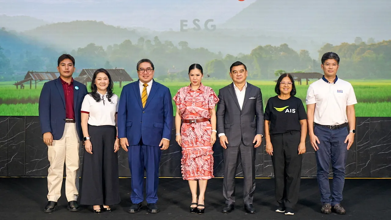 ยั่งยืน - ฐาปนีย์ เกียรติไพบูลย์ และ ดร.ศรพล ตุลยะเสถียร เปิดโครงการ “Village to the World#SustainableAgenda” มิติใหม่การท่องเที่ยวไทยให้มีความยั่งยืนระยะยาว โดยมี สันติสุข คล่องใช้ยา, วรัญญู เกตุชู และ ฉัตรกุล สุนทรบุระ มาร่วมงานด้วย ที่ตลาดหลักทรัพย์ วันก่อน.