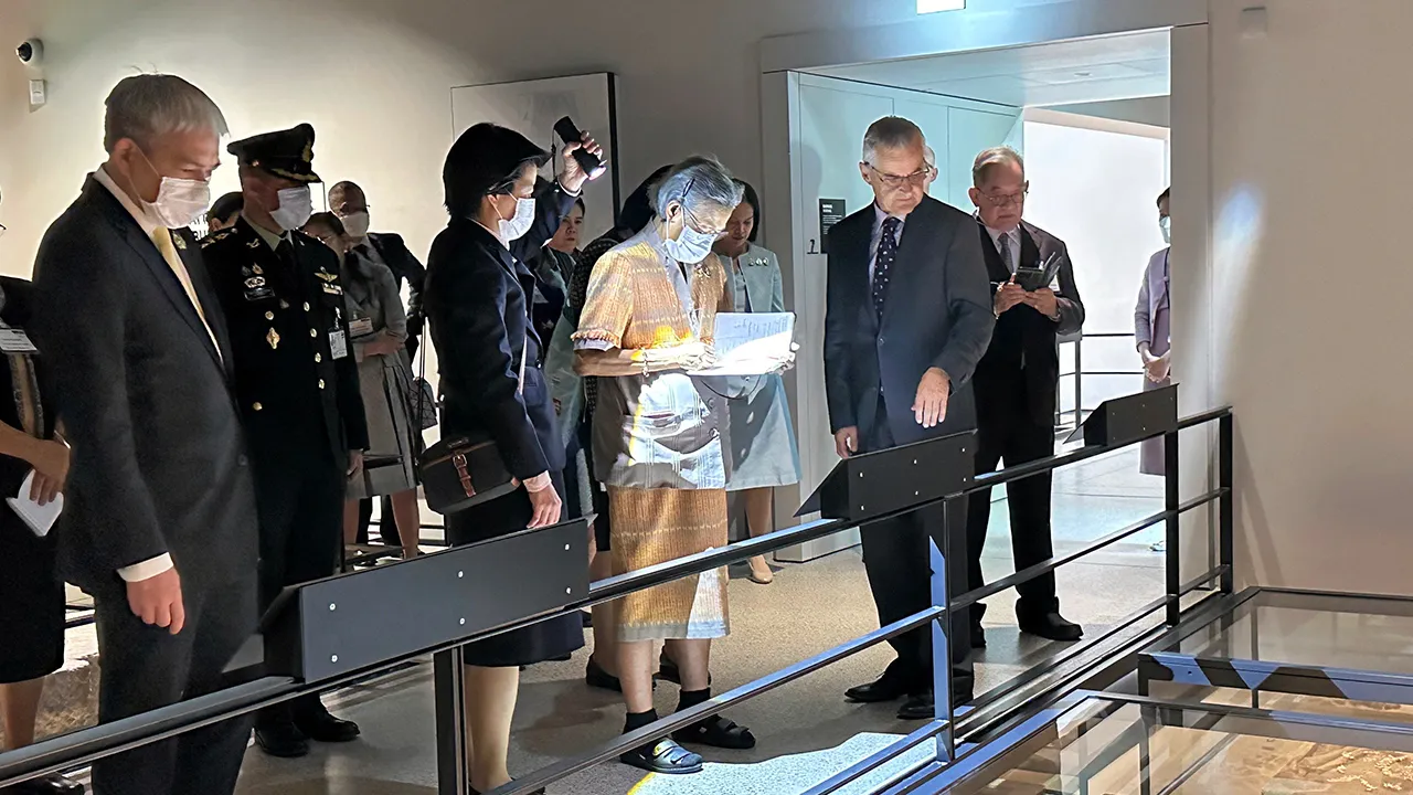 สมเด็จพระกนิษฐาธิราชเจ้า กรมสมเด็จพระเทพรัตนราชสุดาฯ สยามบรมราชกุมารี เสด็จพระราชดำเนินไปทอดพระเนตรสิ่งของโบราณวัตถุ ณ พิพิธภัณฑ์โบราณคดีแห่งรัฐไบเอิร์น สหพันธ์สาธารณรัฐเยอรมนี เมื่อวันก่อน.