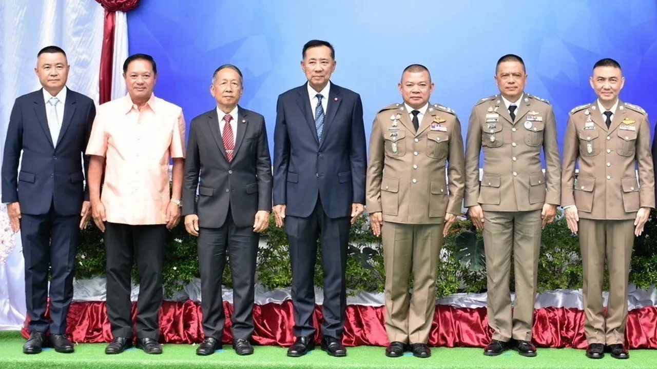 เก้าสิบสาม - พล.ต.อ.ธนา ชูวงศ์ รอง ผบ.ตร. เป็นประธานในงานครบรอบ 93 ปี วันสถาปนาสำนักงานพิสูจน์หลักฐานตำรวจ โดยมี พล.ต.อ.เอก อังสนานนท์, พล.ต.อ.จรัมพร สุระมณี และ พล.ต.ท.อาทิชา เปาอินทร์ มาร่วมงานด้วย ที่สำนักงานตำรวจแห่งชาติ วันก่อน.