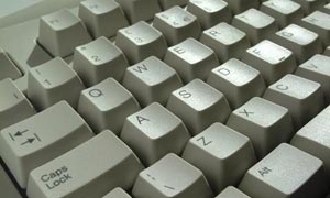 คอมฯ 6 แป้นพิมพ์ ประดิษฐ์คอมพิวเตอร์ใช้ง่ายให้ผู้สูงอายุ