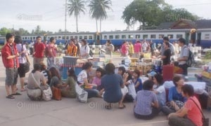 รถไฟลอยแพผู้โดยสาร จอดรถทิ้งชุมพร2ขบวน 