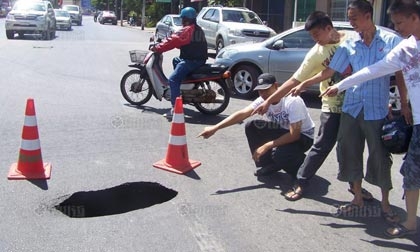 แผ่นดินทรุดตัว ถนนลาดยาง ใจกลางเมืองตรัง