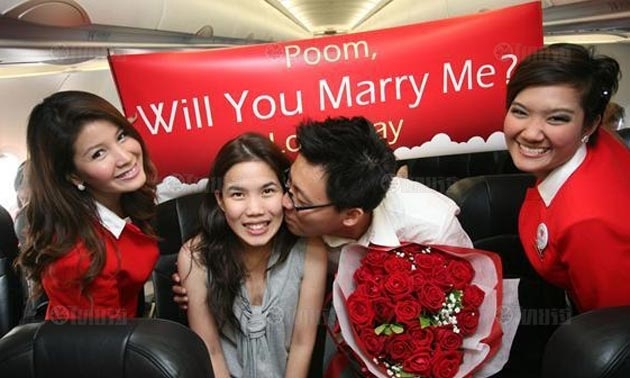 นิยามรักกลางเวหา หนุ่มช่างภาพเซอร์ไพรส์ขอแต่งงานบนเครื่องบิน