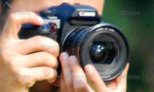 ใช้กล้องถ่ายภาพความไวสูงถ่ายภาพ มนุษย์เปล่งแสงได้