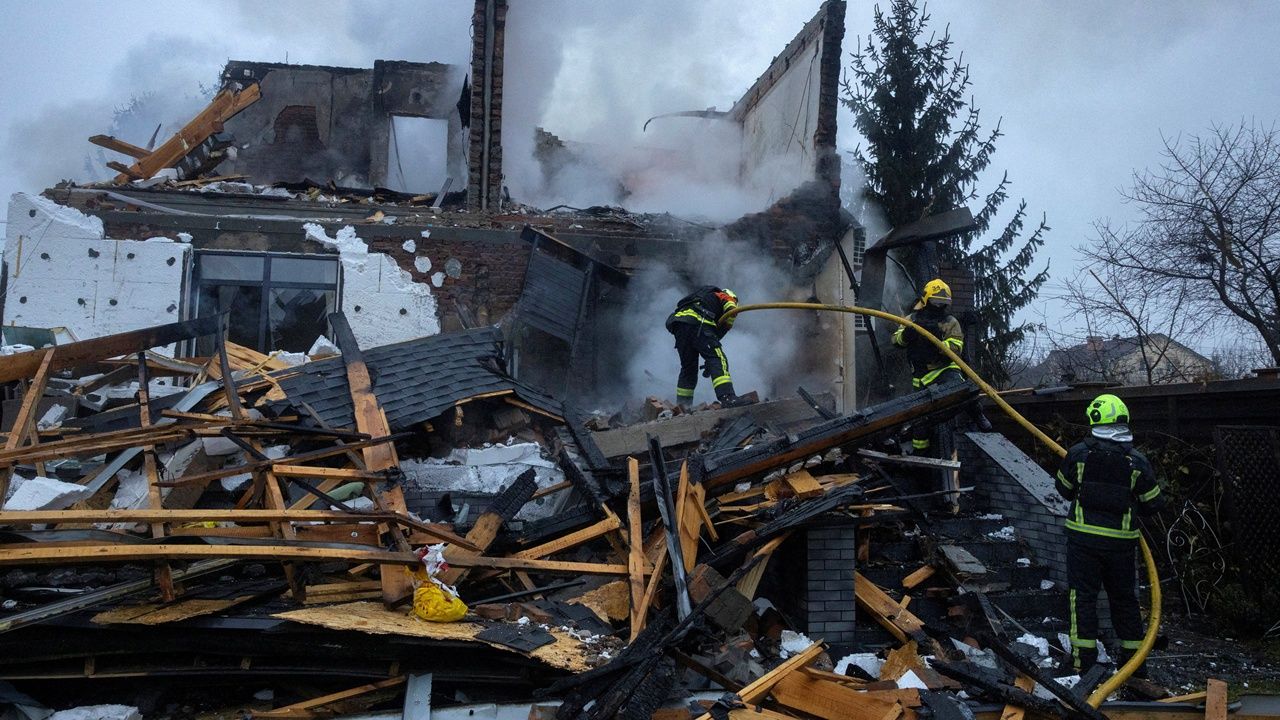 รัสเซียโจมตีเคียฟ ส่งผลกระทบไฟดับกว่า 600,000 คน