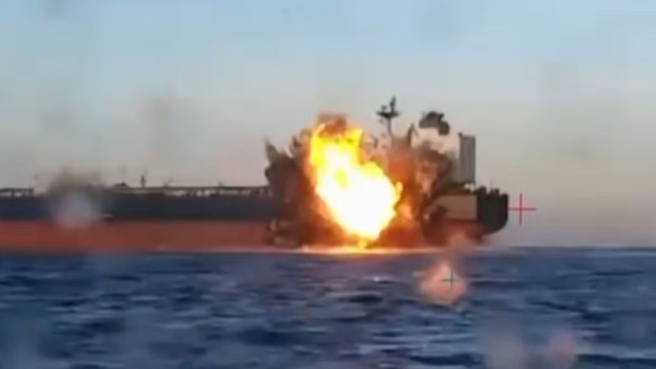 ยูเครนโจมตีเรือบรรทุกน้ำมันรัสเซียในทะเลดำ ยกระดับแรงกดดันต่อรายได้จากน้ำมัน