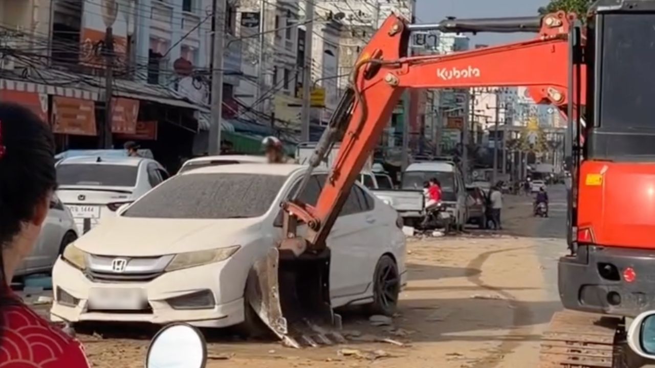 โซเชียลวิจารณ์ตำรวจใช้แบ็กโฮดันรถยนต์ขวางถนนหาดใหญ่