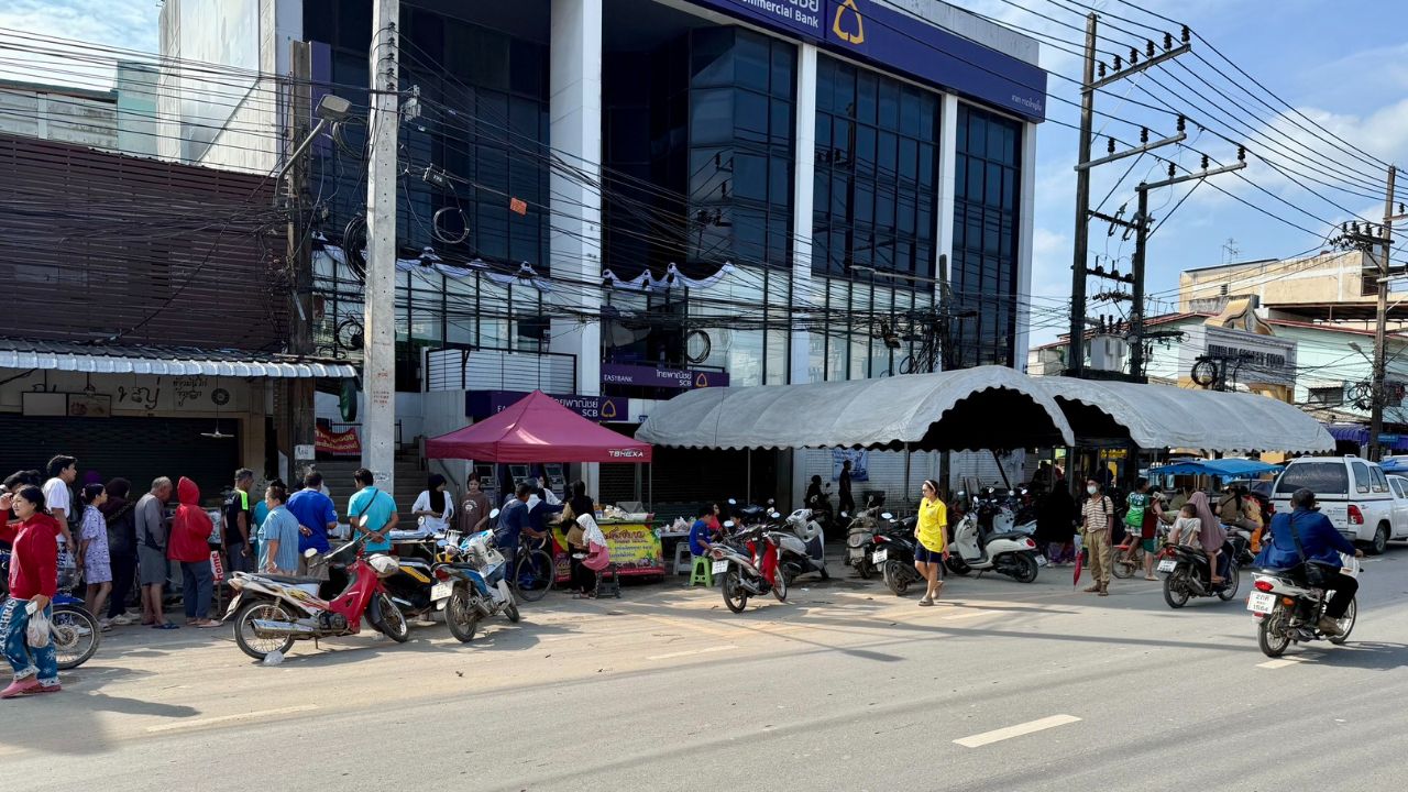 ดร.เอ้ นำทีมอาชีวะเปิดบริการซ่อมรถมอเตอร์ไซค์ฟรี ฟื้นฟูเมืองหาดใหญ่