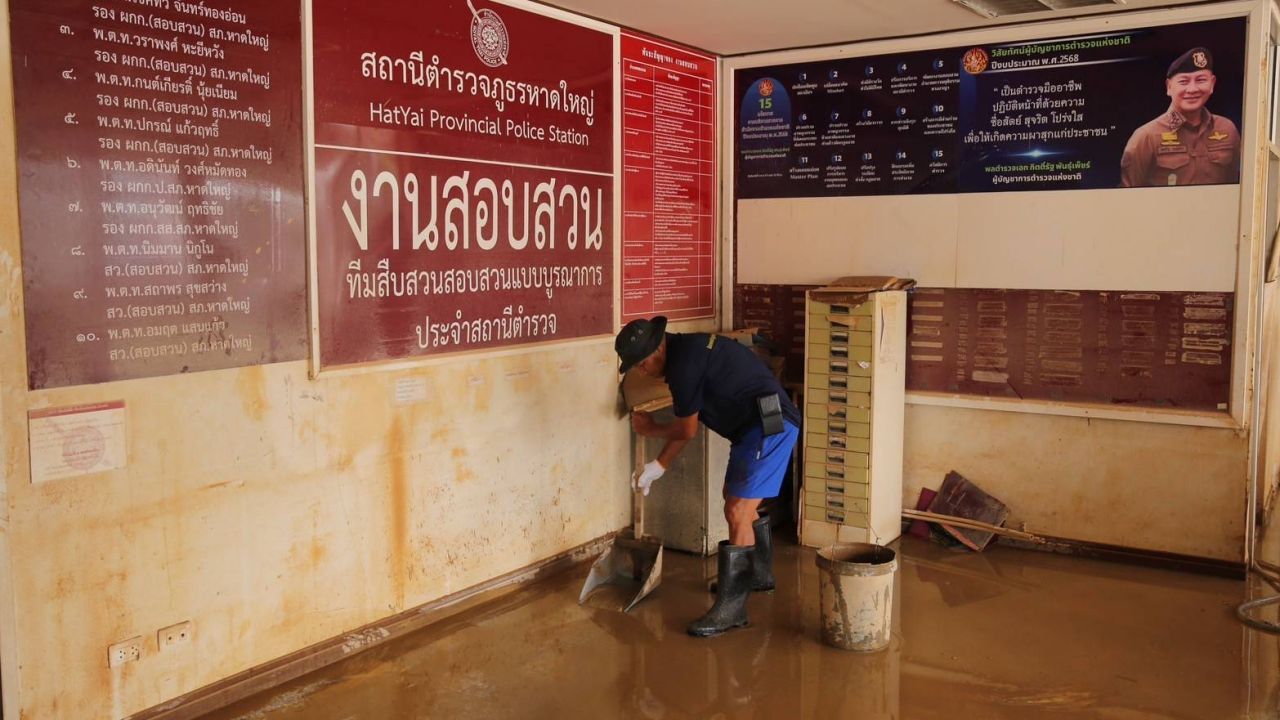 สภาพโรงพักหาดใหญ่หลังน้ำท่วมสูง 3 เมตร ตำรวจพร้อมบริการประชาชนเต็มที่