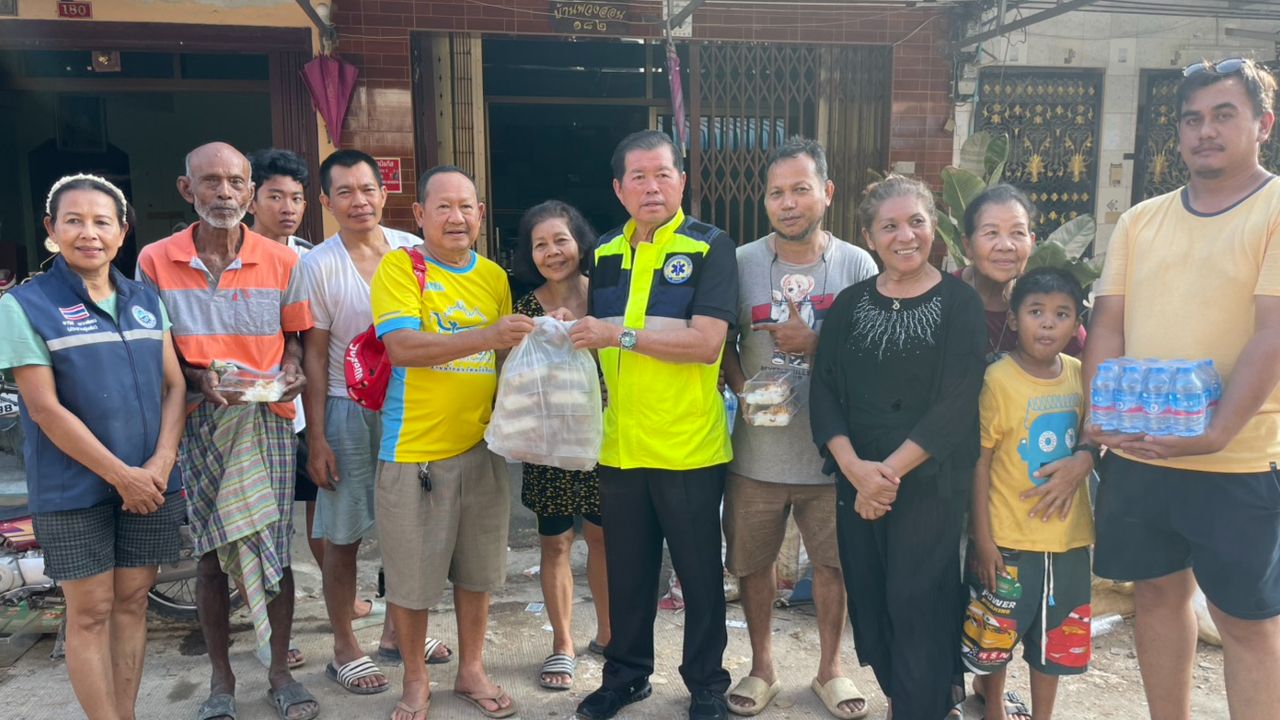 นิพนธ์-สรรเพชญ มอบความช่วยเหลือผู้ประสบภัยน้ำท่วม เสนอ 3 มาตรการฟื้นฟู