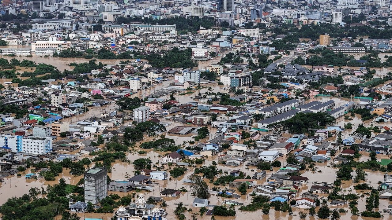 พระราชทานเงิน 100 ล้าน ฟื้นฟูโรงพยาบาลหาดใหญ่ หลังน้ำท่วมใต้