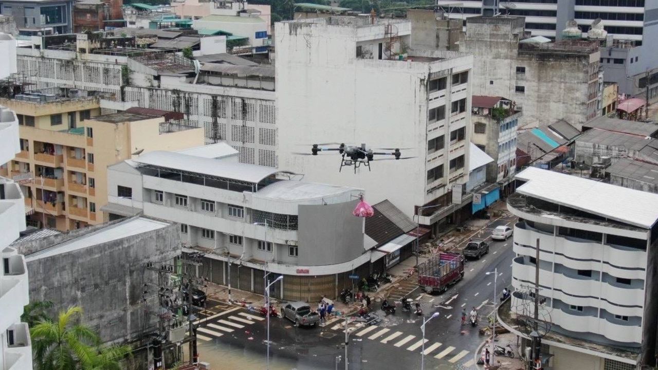 สไกลเลอร์ โซลูชั่นส์ ใช้โดรนช่วยส่งเวชภัณฑ์ให้ผู้ประสบภัยน้ำท่วมหาดใหญ่