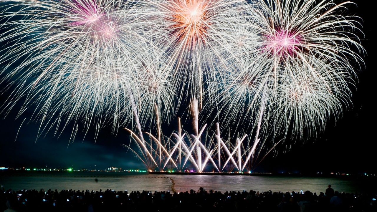 งานพลุพัทยา 2568 สุดยิ่งใหญ่ นักท่องเที่ยวแห่ชมแน่นชายหาด