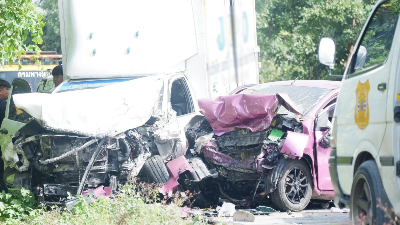 อุบัติเหตุสลด! รถกระบะตู้ทึบชนรถสองผอ.โรงเรียนในนครสวรรค์ เสียชีวิตทั้งคู่