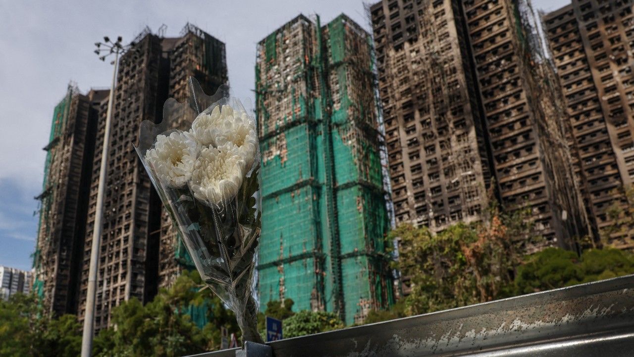 ไฟไหม้ตึกในฮ่องกง เสียชีวิตแล้ว 128 ราย จับกุมผู้บริหารบริษัทปรับปรุงเพิ่ม 2 ราย