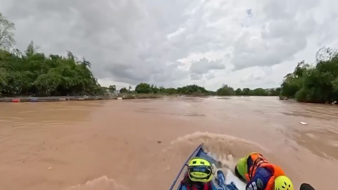 อาสากู้ภัยประสบเหตุ เรือขนร่างผู้เสียชีวิตจมลงในน้ำ