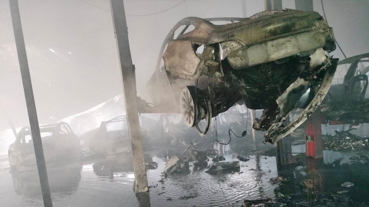 ไฟไหม้โกดังรถหรูในนนทบุรี เสียหายกว่า 190 ล้านบาท