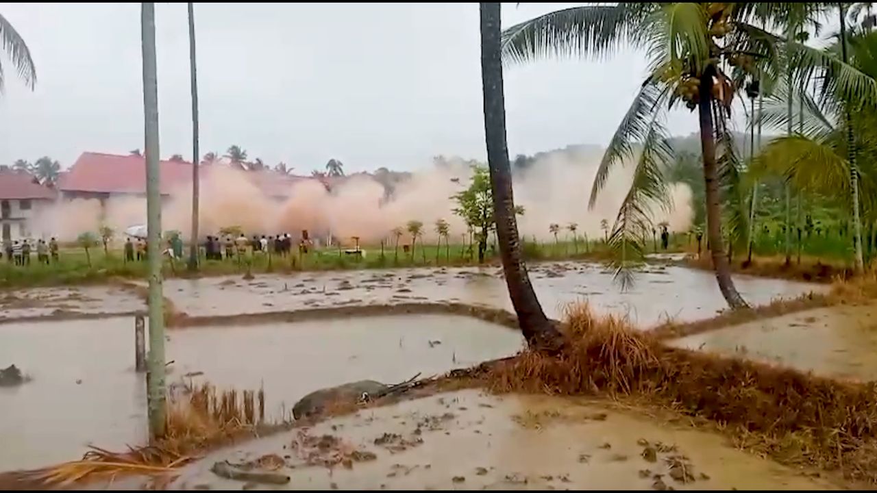 ตื่นตระหนก! อาคารโรงเรียนในอินโดฯ ทรุดตัวลงแม่น้ำ หลังฝนตกหนัก