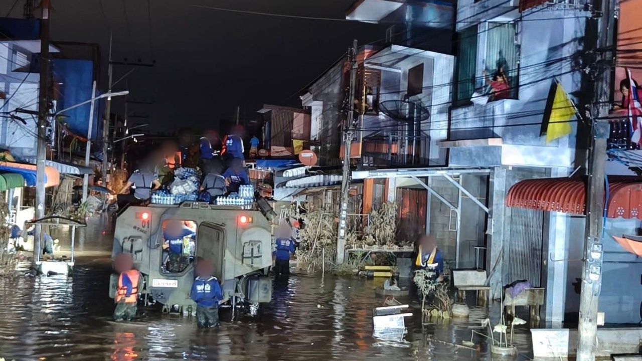 กองทัพเรือใช้รถสะเทินน้ำสะเทินบก AWAV ช่วยเหลือผู้ประสบภัยน้ำท่วมในหาดใหญ่