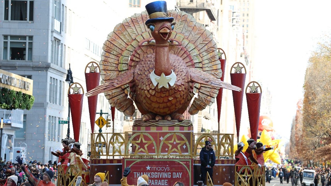 ชาวนิวยอร์กและนักท่องเที่ยวร่วมชมขบวนพาเหรดวันขอบคุณพระเจ้าปีที่ 99