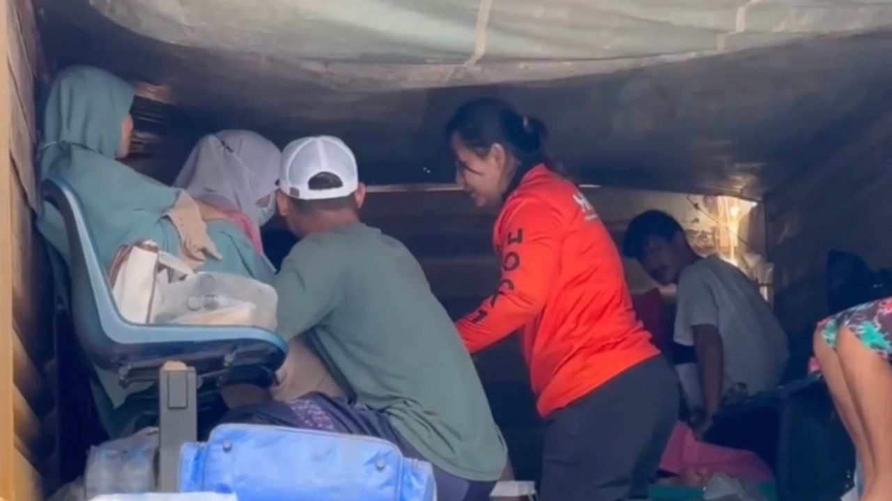 กู้ภัยเร่งช่วยทำคลอด 3 สาวท้องแก่บนรถสิบล้อท่ามกลางรถติดหนักในหาดใหญ่