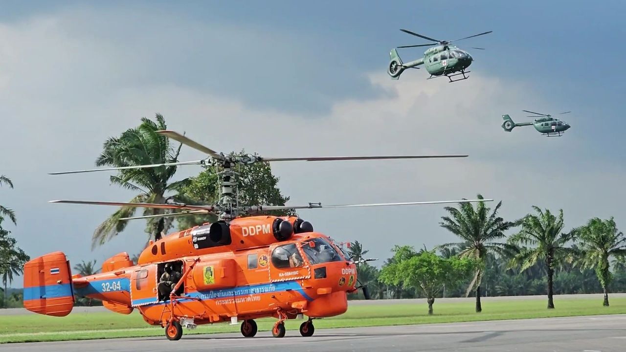 เฮลิคอปเตอร์หลายลำบินช่วยเหลือน้ำท่วมในหาดใหญ่