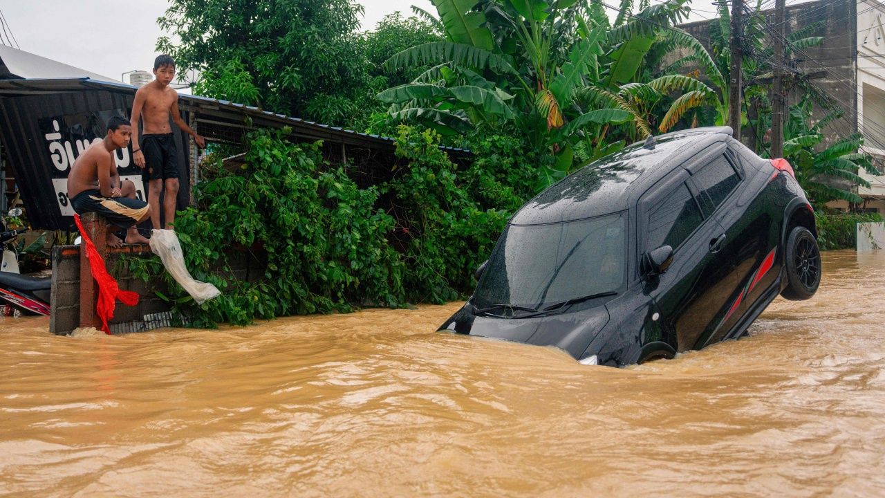 สถานการณ์น้ำท่วมหาดใหญ่เริ่มคลี่คลาย แต่ยังมีอุปสรรคในการช่วยเหลือชาวบ้าน