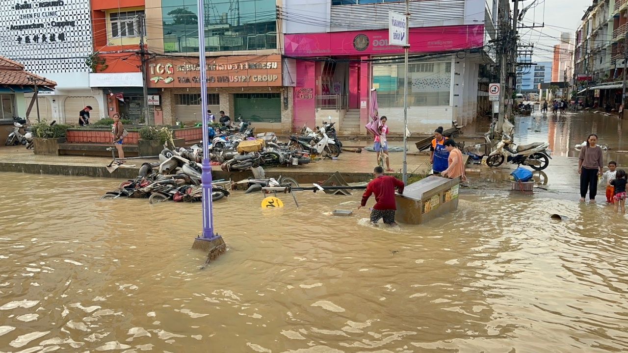 สถานการณ์น้ำท่วมหาดใหญ่ดีขึ้น เขต 8 ใกล้ตลาดตันหยง น้ำลด รถเล็กผ่านได้