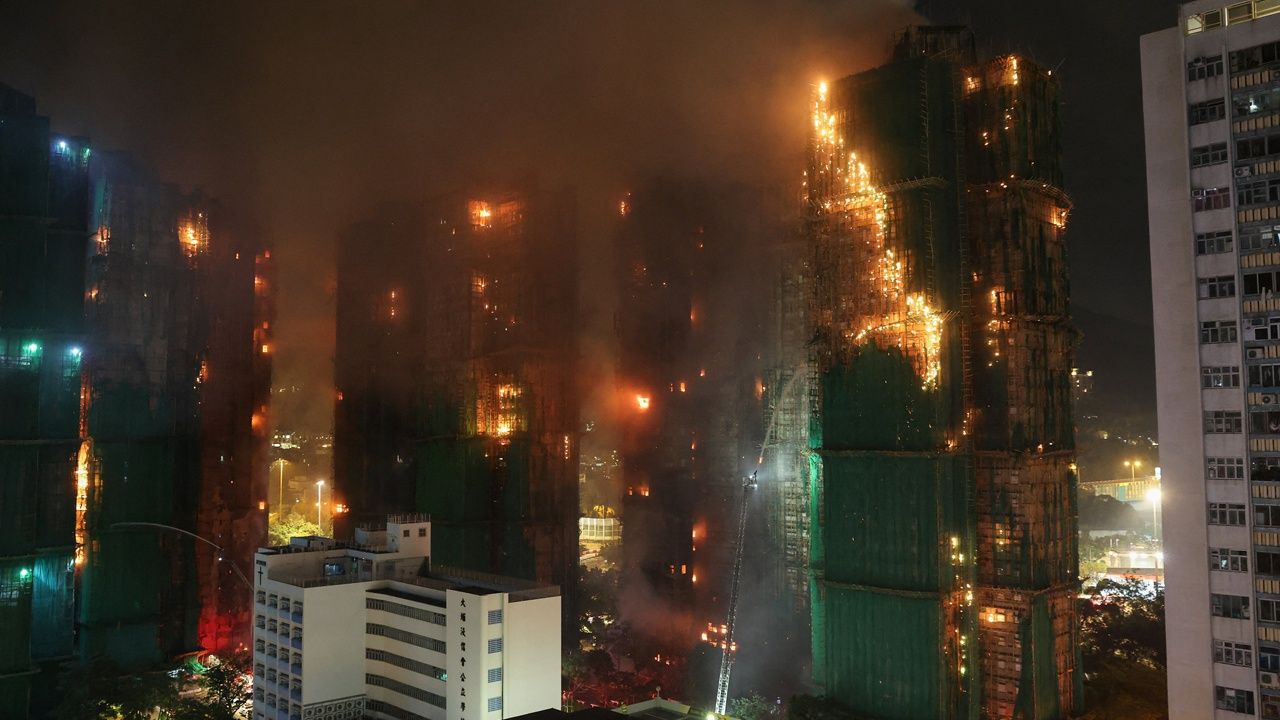 ไฟไหม้อพาร์ตเมนต์ในฮ่องกง ดับแล้ว 13 ศพ บาดเจ็บนับสิบ