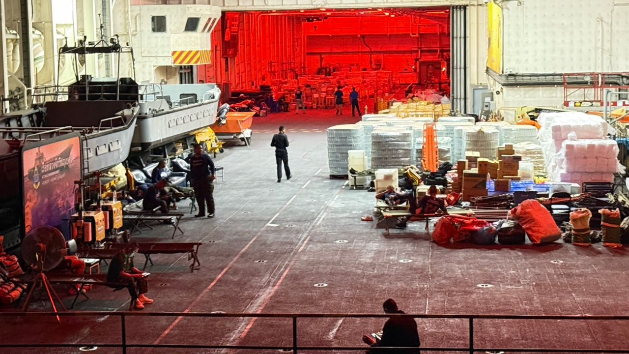 เรือหลวงจักรีนฤเบศร ถึงหาดสมิหลา เตรียมช่วยเหลือน้ำท่วมหาดใหญ่