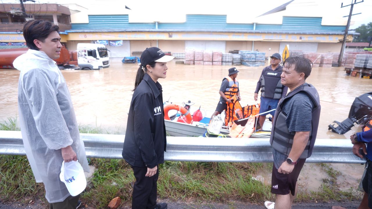 เพื่อไทยส่งสิ่งของช่วยผู้ประสบภัยน้ำท่วมในหาดใหญ่