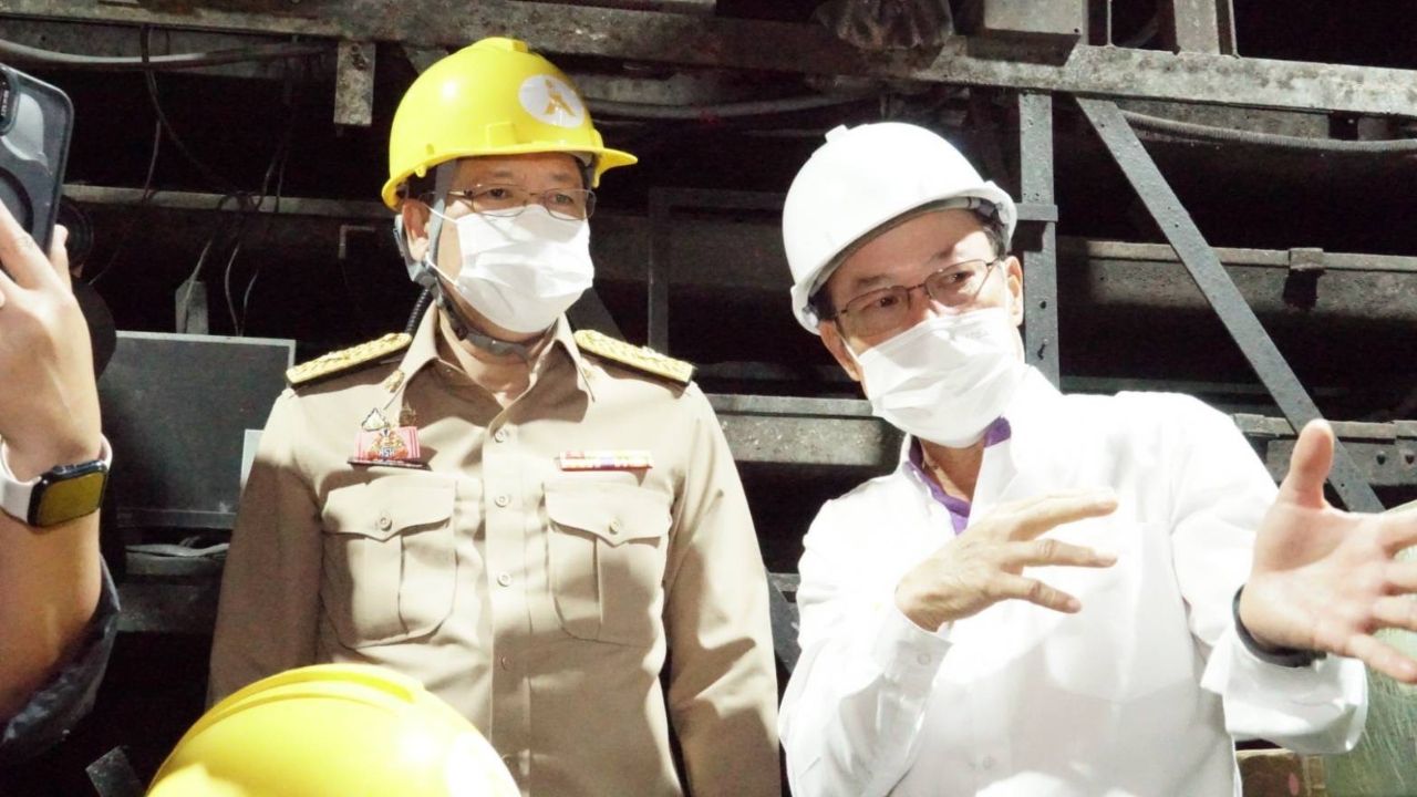 รมต.สันติ นำทำลายบุหรี่ไฟฟ้ากว่า 1.8 แสนชิ้น มูลค่า 33 ล้านบาท