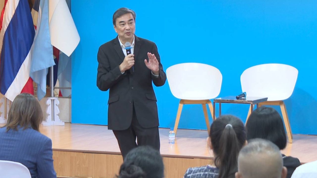 อภิสิทธิ์เตือนรัฐบาลจัดตั้งศูนย์ช่วยน้ำท่วมซ้ำซ้อน